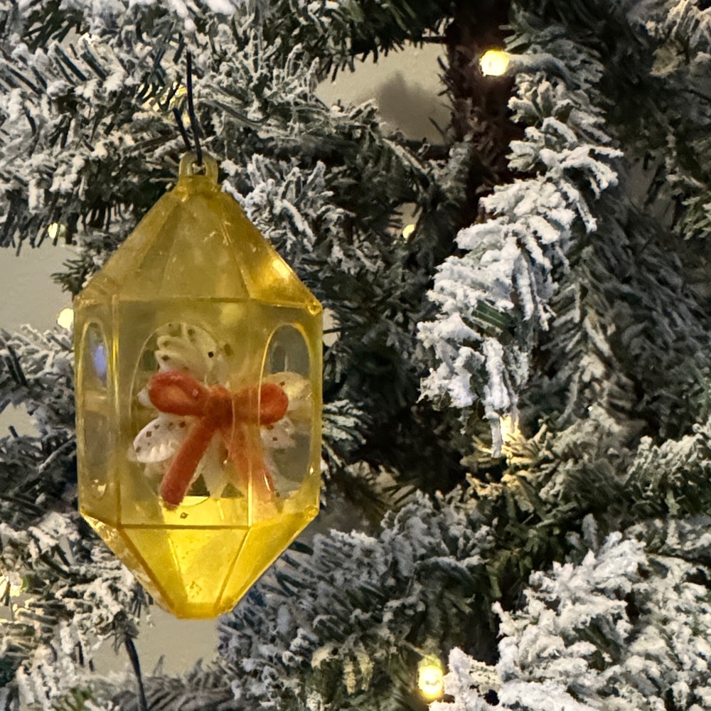 Vintage Bradford Jewel Bright Plastic Diorama Ornament-1960’s era-